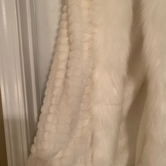◻️ LIZARD THICKET FAUX FUR VEST - Picture 2 of 8